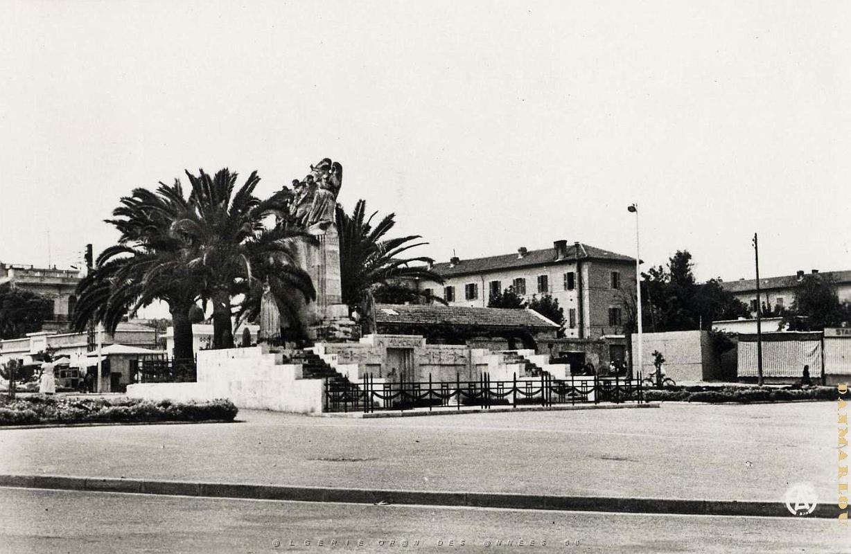Sidi bel abbes 520- Monument aux morts COLLECTION DES AMIS DE ND DE SANTA CRUZ.jpg